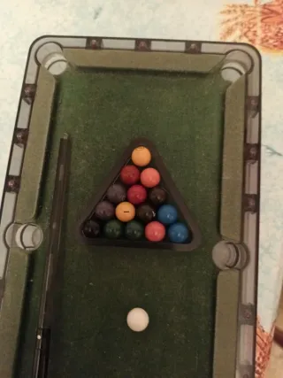Mini mesa de billar con bolas y taco 5€