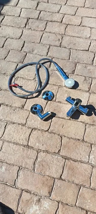 Bañera acero esmaltado y grifo y accesorios Roca