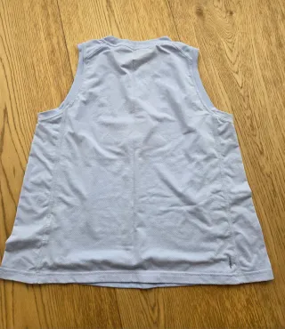 Camiseta sin mangas Adidas morada.