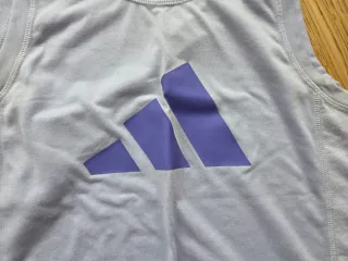 Camiseta sin mangas Adidas morada.