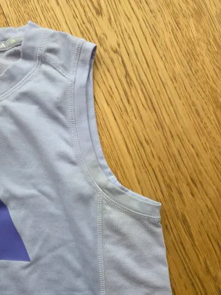 Camiseta sin mangas Adidas morada.