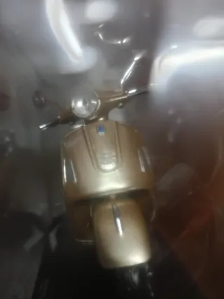 Replica della Vespa GTS 300 (2017) Salvat 1:18