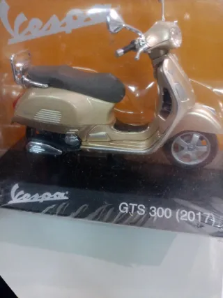 Replica della Vespa GTS 300 (2017) Salvat 1:18