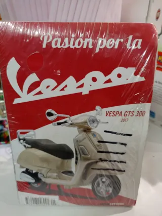 Replica della Vespa GTS 300 (2017) Salvat 1:18