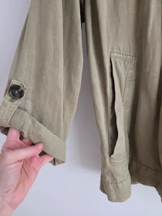 Sobrecamisa Zara verde oliva delavada.