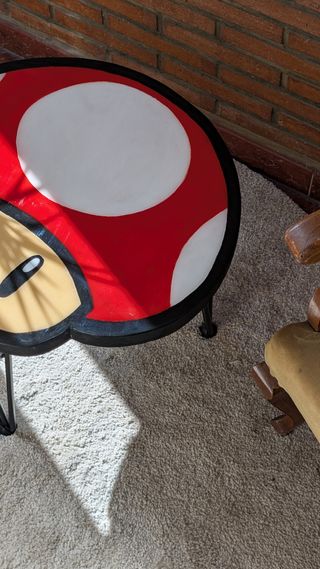 Tavolo da salotto a forma di fungo