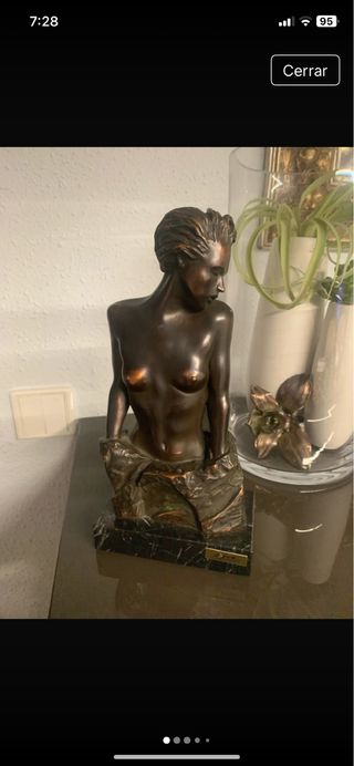 Figura de bronce mujer desnuda