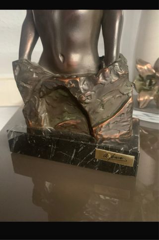 Figura de bronce mujer desnuda