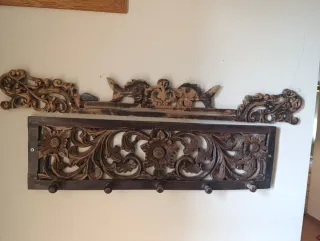 Perchero de pared de madera tallada