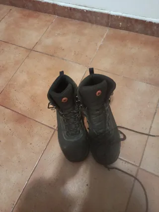 Botas de montaña Merrell negras y grises