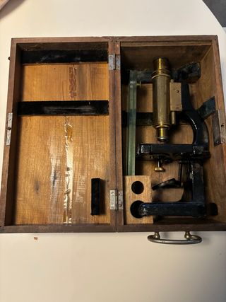 Microscopio antiguo con caja