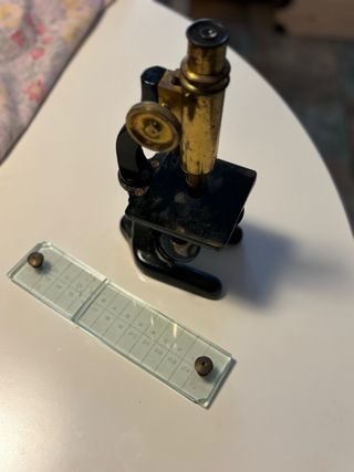 Microscopio antiguo con caja