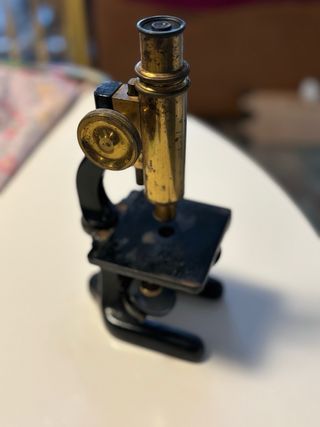 Microscopio antiguo con caja