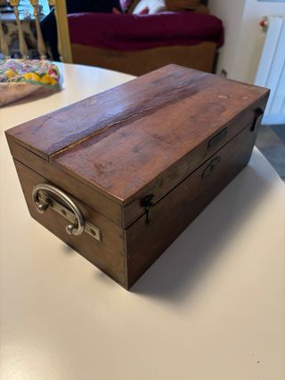 Microscopio antiguo con caja