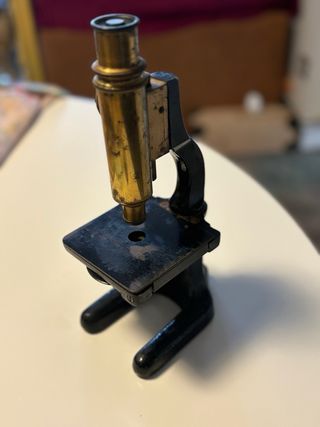 Microscopio antiguo con caja