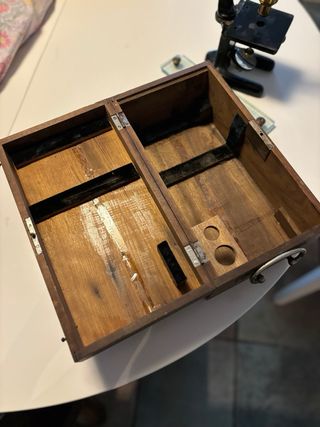 Microscopio antiguo con caja