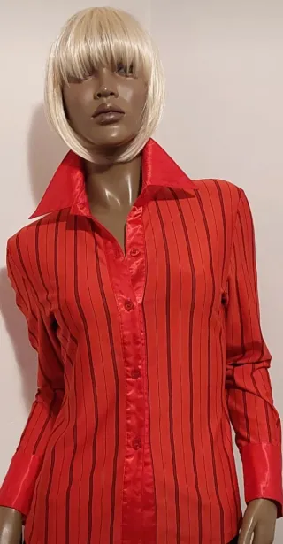 Camicetta a righe rosse e nere