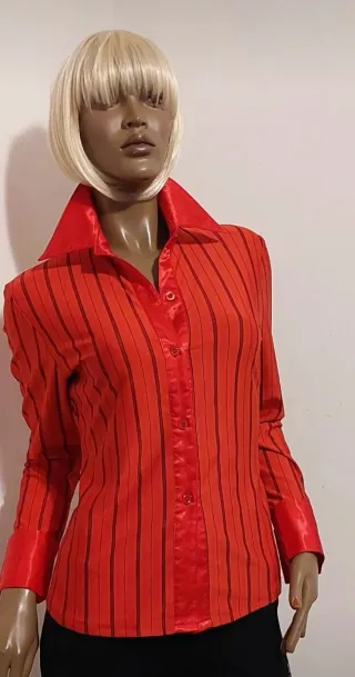 Camicetta a righe rosse e nere