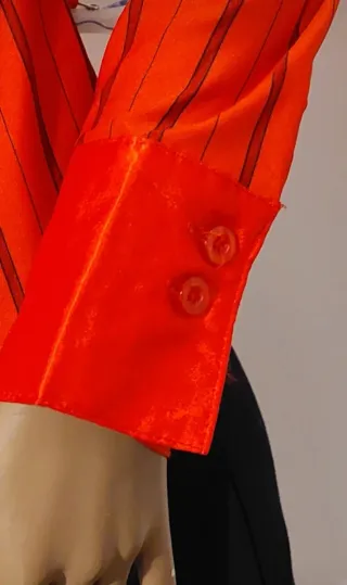 Camicetta a righe rosse e nere