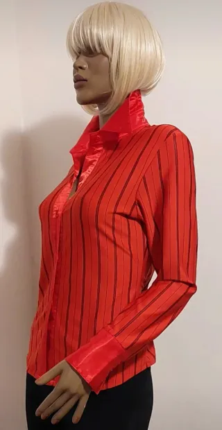 Camicetta a righe rosse e nere