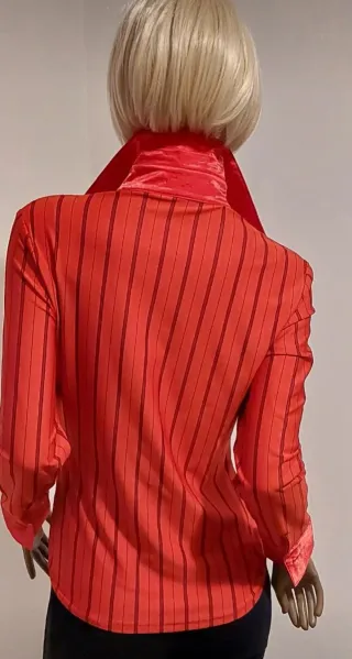 Camicetta a righe rosse e nere