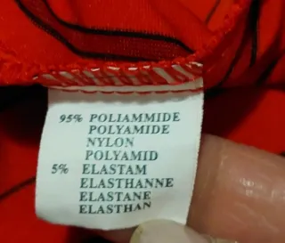 Camicetta a righe rosse e nere