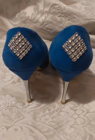 Décolleté blu con strass
