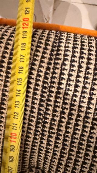 Banco tapizado con ribete naranja