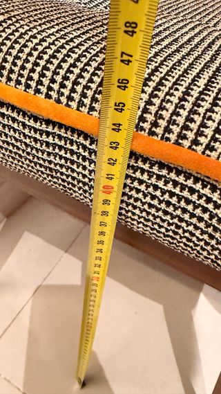 Banco tapizado con ribete naranja