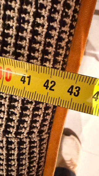 Banco tapizado con ribete naranja