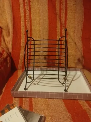 Porta CDs mesa/escritorio de metal y madera