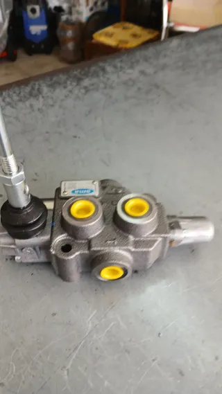 Distributore Idraulico D.E. 3/8