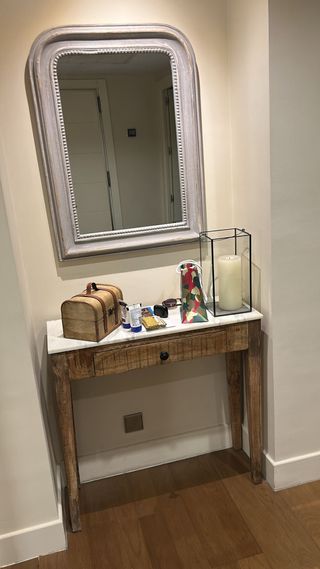 Consola de entrada de mármol y madera