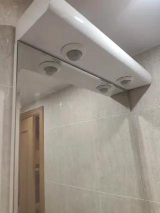 Espejo de baño gris y blanco