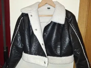 Chaqueta negra y blanca