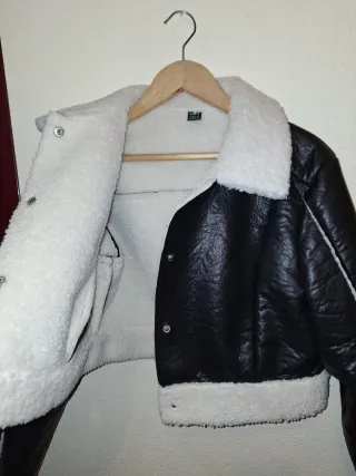 Chaqueta negra y blanca