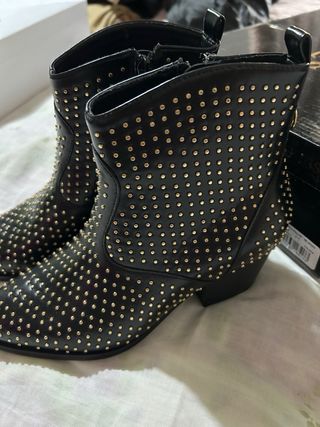 Stivaletti Guess borchie n.36