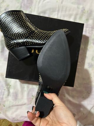 Stivaletti Guess borchie n.36