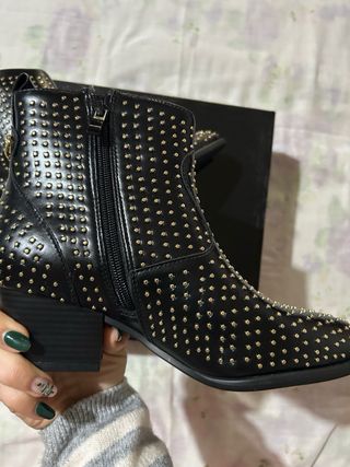 Stivaletti Guess borchie n.36