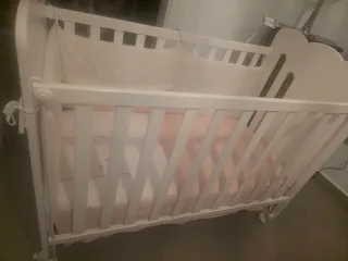 Cuna de bebé blanca