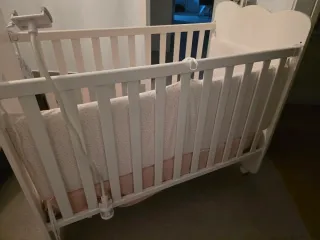 Cuna de bebé blanca