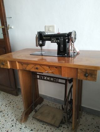 Macchina da cucire Necchi vintage