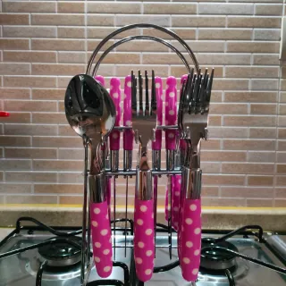 Set posate rosa con pois bianchi.