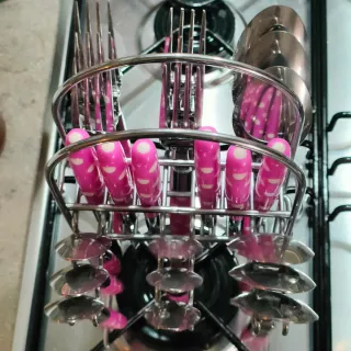 Set posate rosa con pois bianchi.