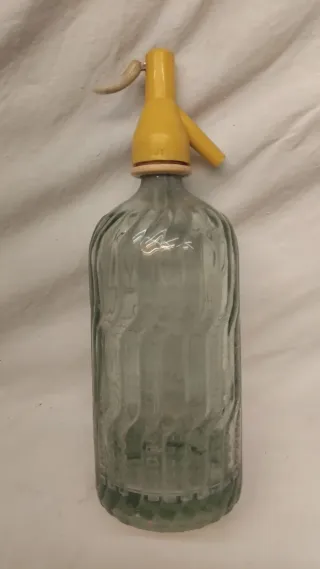 Sifón antiguo de vidrio con dispensador