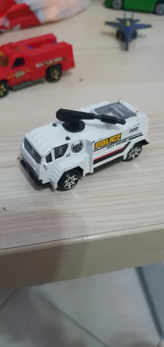 Modellini mezzi di soccorso+aerei da combattimento