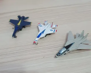 Modellini mezzi di soccorso+aerei da combattimento