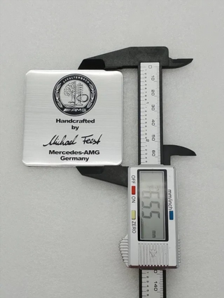 EMBLEMA MOTOR METALICO MERCEDES AMG PREPARACION