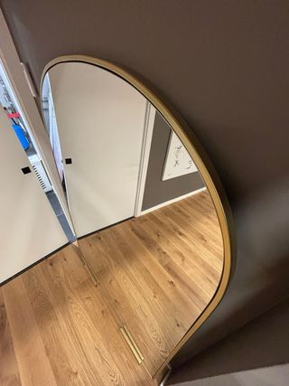 Espejo de pie con marco dorado