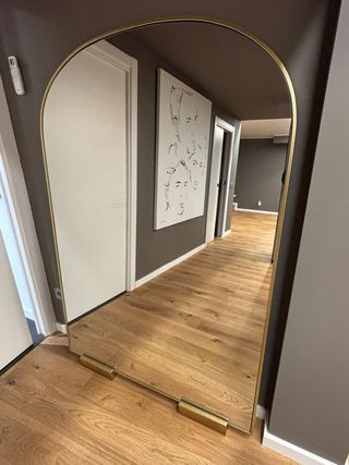 Espejo de pie con marco dorado